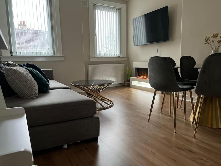 Spacious Luxury 3 Bedroom Flat In Kirkcaldy, Fife Apartment Dysart