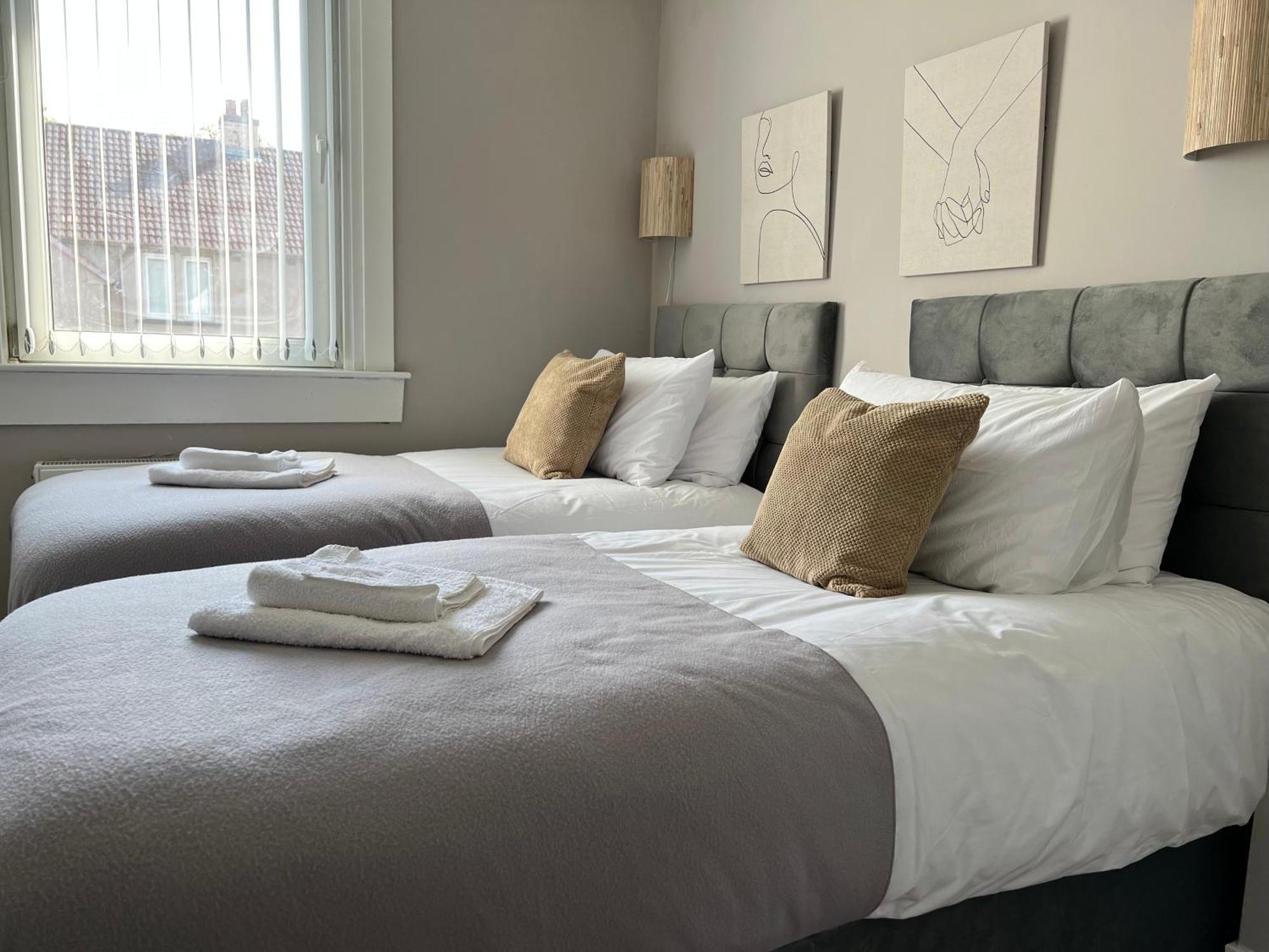 Spacious Luxury 3 Bedroom Flat In Kirkcaldy, Fife